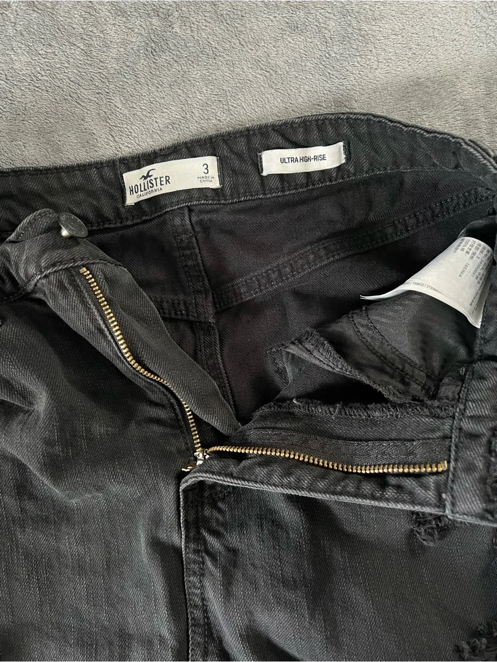 Hollister Women’s Ultra High-Rise Black Distressed Denim Skirt (3)